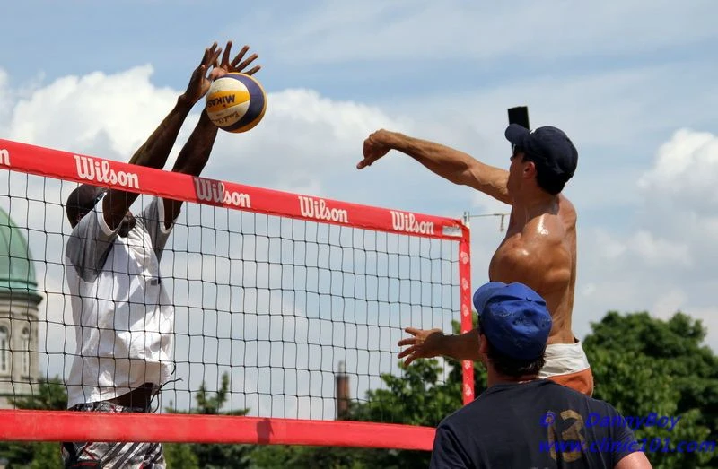 Deux joueurs au filet pendant l'Open Plage M 2023, au parc Jeanne-Mance