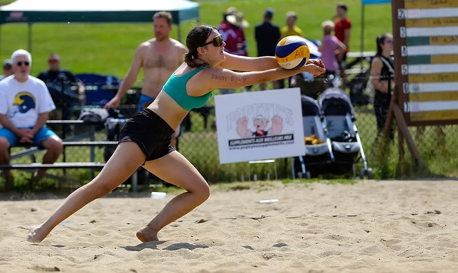 Joueuse en réception sur le sable pendant l'Open Plage M 2024