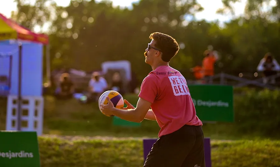 Joueur tenant le ballon avant un service à l'Open Plage M 2024