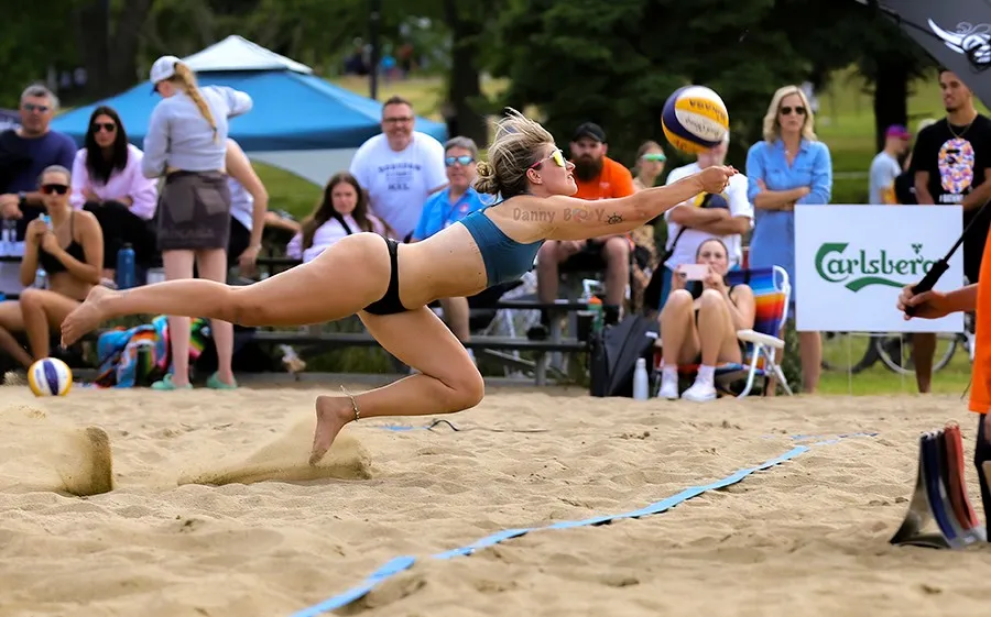 Joueuse plongeant pour défendre à l'Open Plage M 2024