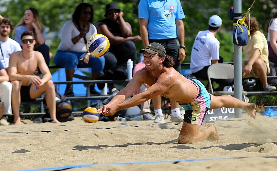 Joueur en plongeon pour sauver le ballon à l'Open Plage M 2024