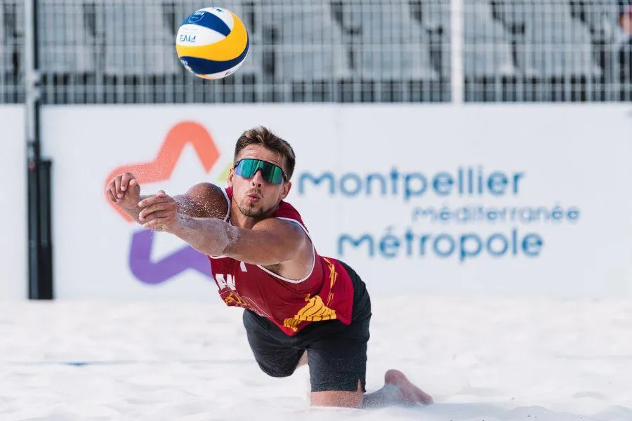 Ivan Reka, coach du camp d'été international Plage M, en plongeon sur le sable