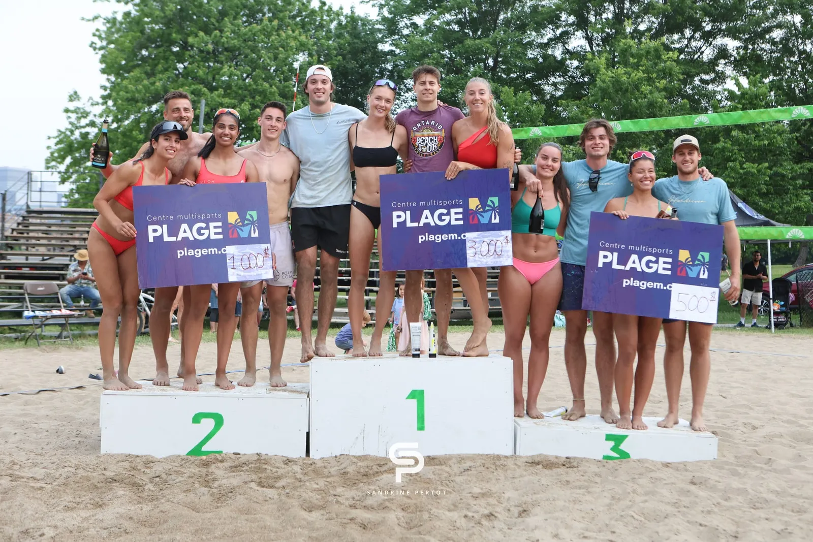 Les équipes médaillées sur le podium de l'Open Plage M 2025, avec les chèques de prix