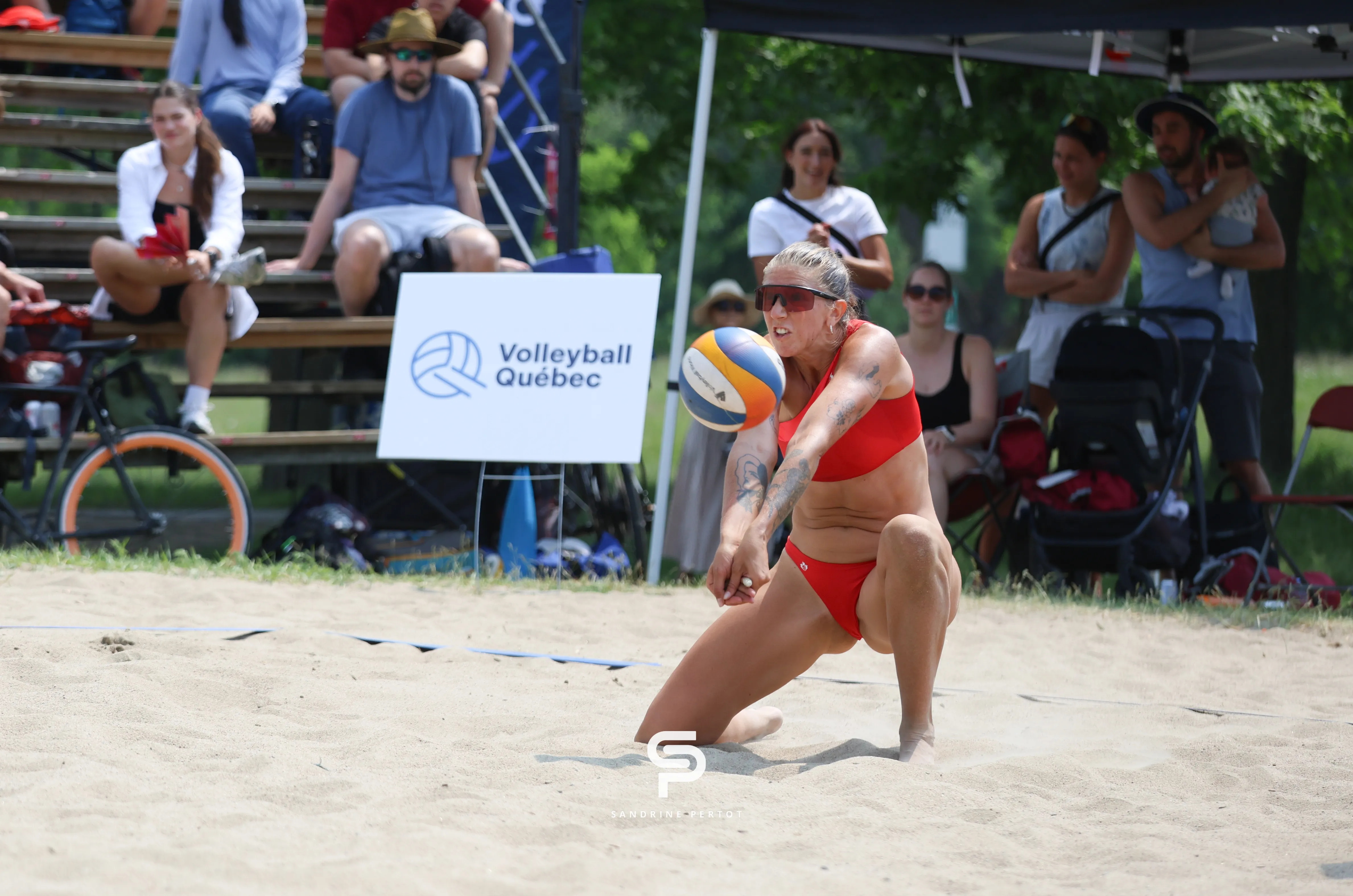 Joueuse en réception, bras tendus sous le ballon, pendant l'Open Plage M 2025