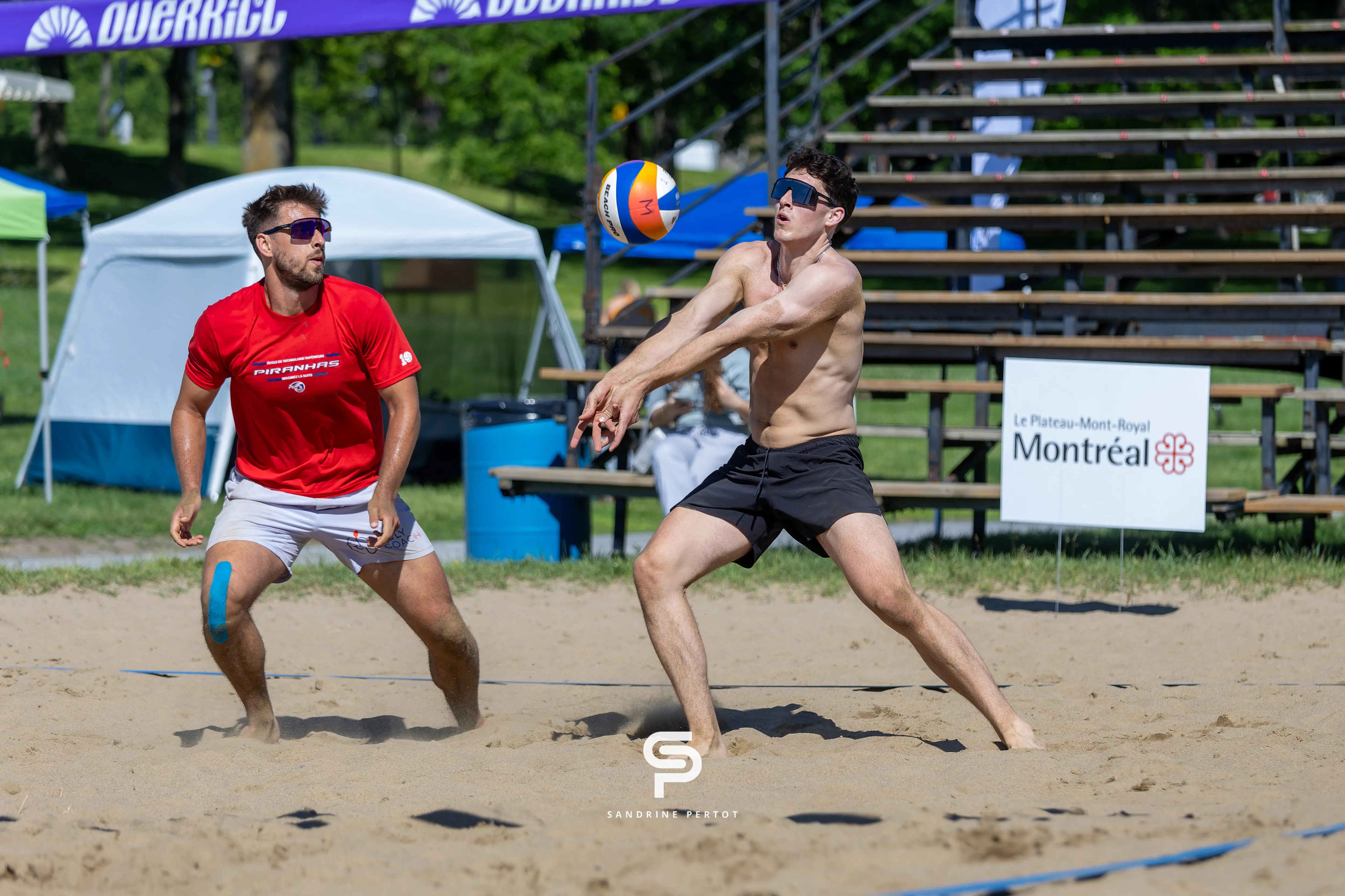 Joueur en réception, bras tendus sous le ballon, pendant l'Open Plage M 2026