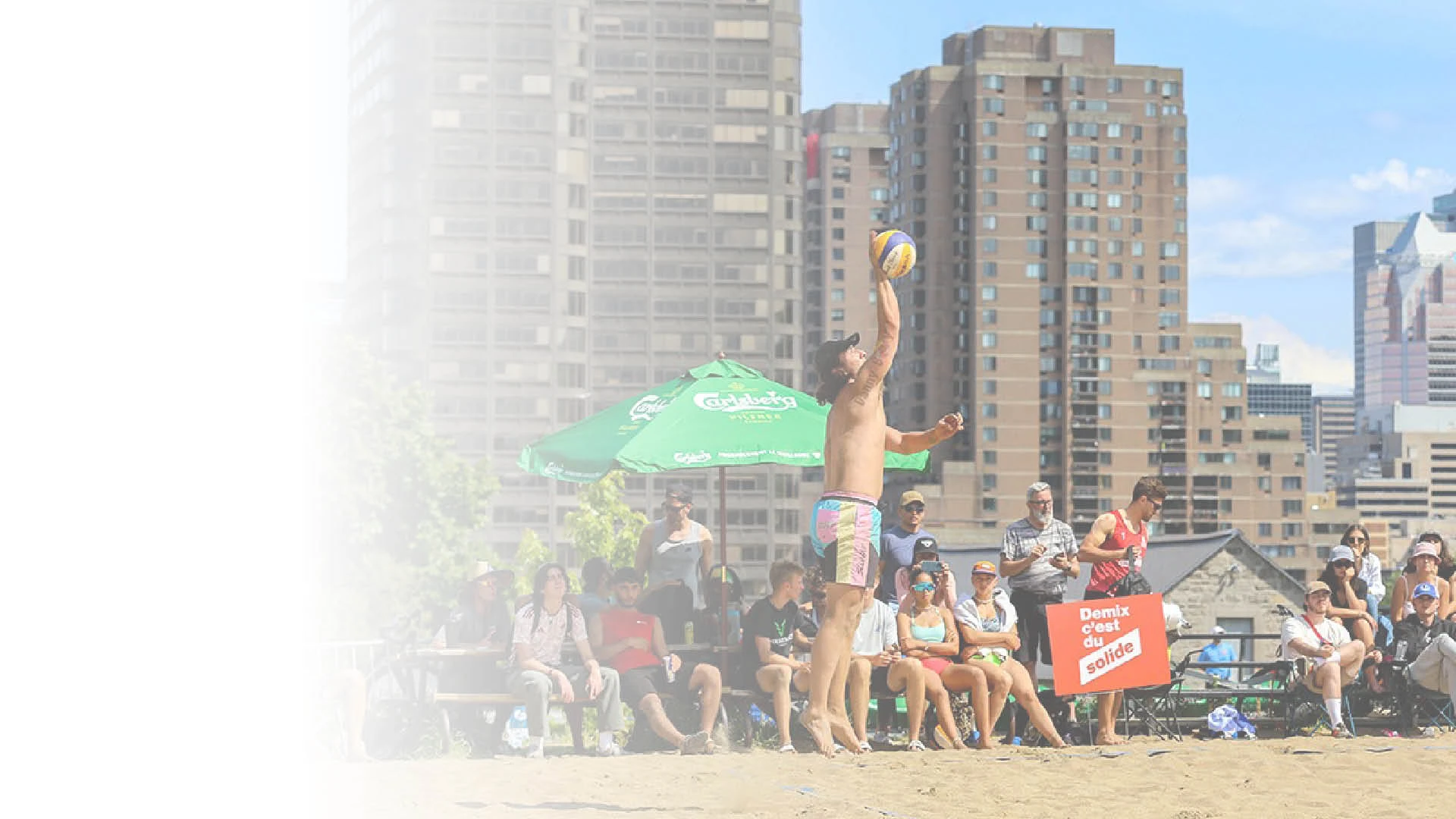 Joueur au smash sur le sable pendant l'Open Plage M 2024, au parc Jeanne-Mance